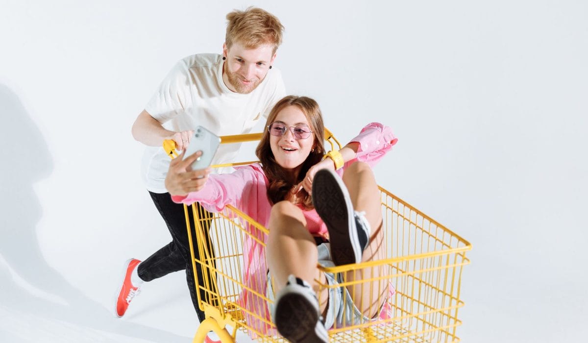 presja finansowa pokolenia Z w e-commerce - swiatcyfrowy.pl