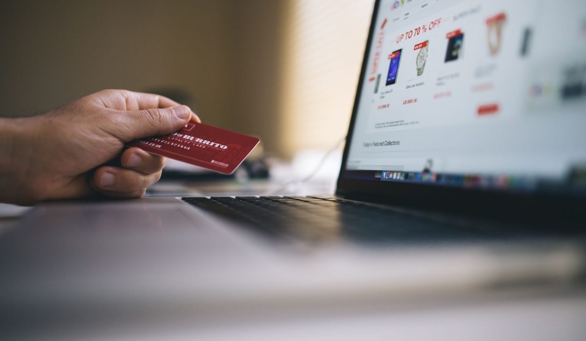 wpływ opłaty celnej na zakupy online w Polsce - swiatcyfrowy.pl