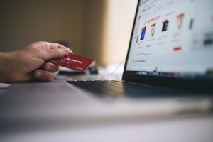 wpływ opłaty celnej na zakupy online w Polsce - swiatcyfrowy.pl